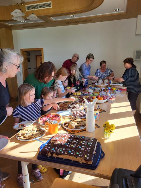 Kinder und Großeltern am Hexenbuffet