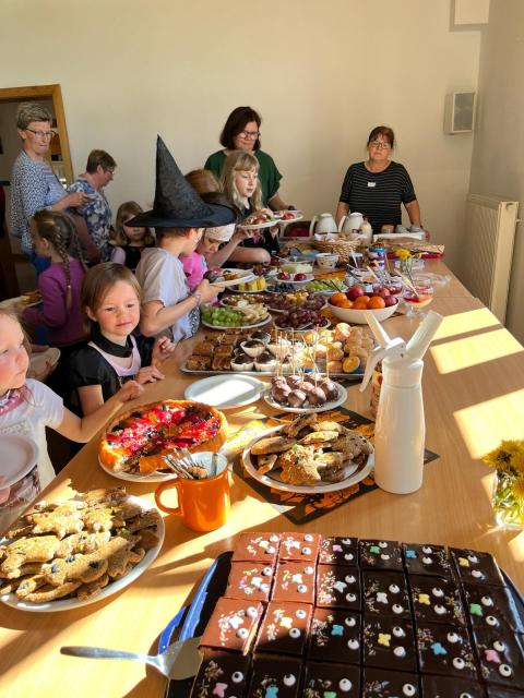 Kinder am Hexenbuffet