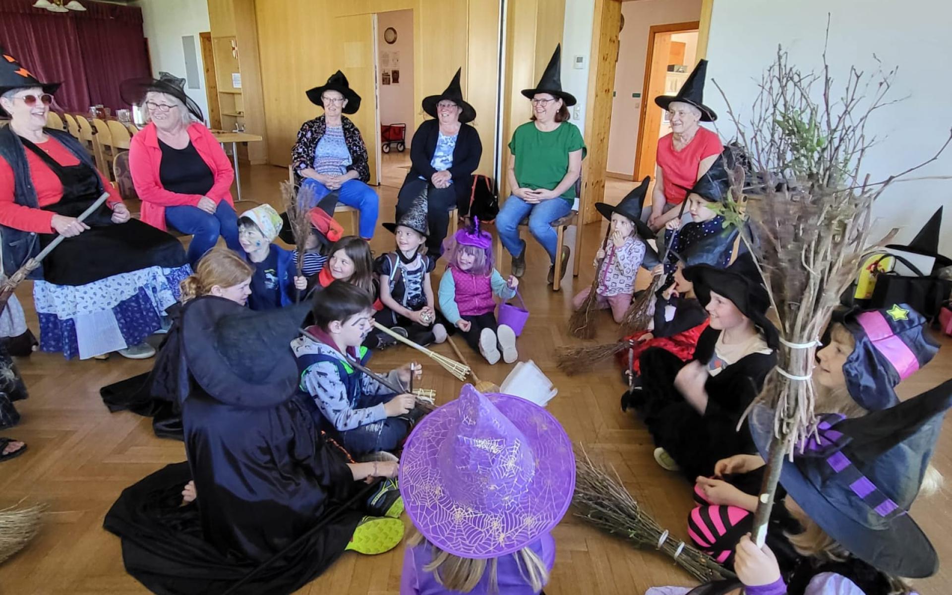 Kinder und Großéltern als Hexen und Hexer verkleidet