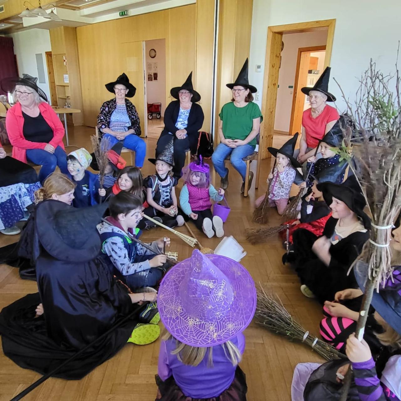 Kinder und Großéltern als Hexen und Hexer verkleidet